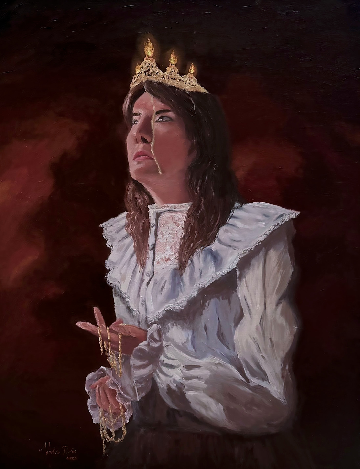 Autorretrato al óleo con corona dorada y blusa blanca sobre fondo rojo oscuro