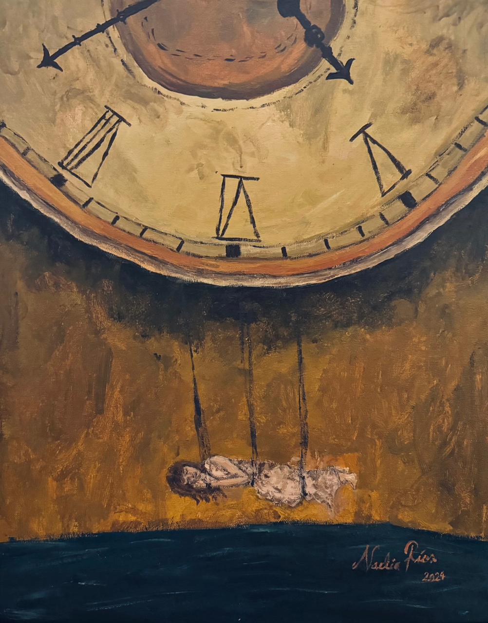 Pintura de una figura recostada en un columpio bajo un reloj enorme