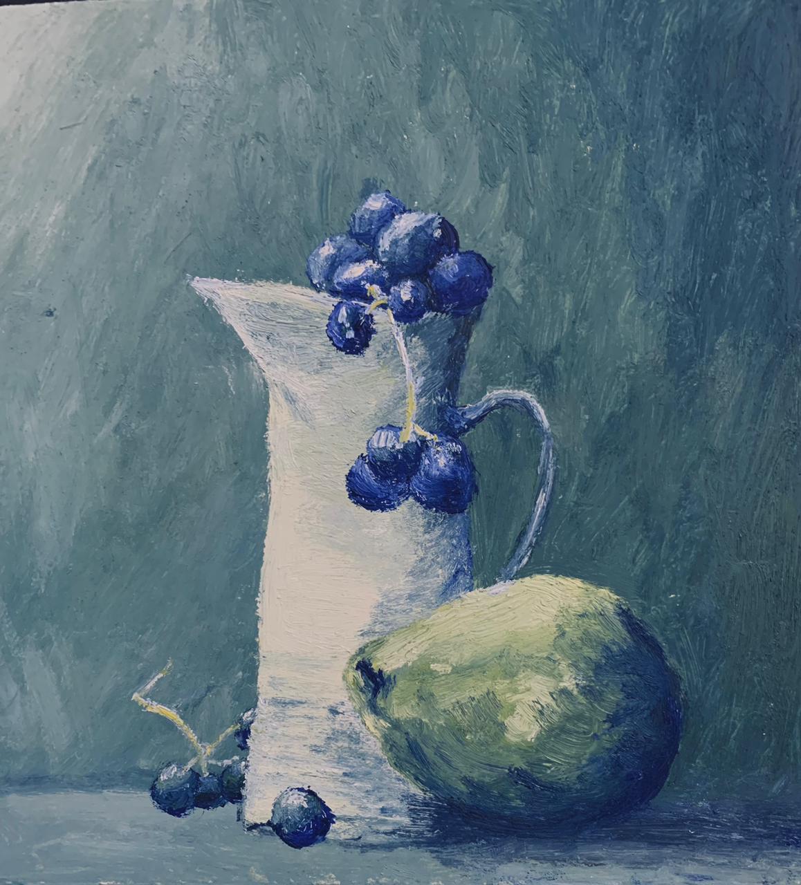 Bodegón al óleo con jarra blanca, uvas azules y una pera sobre fondo verde grisáceo