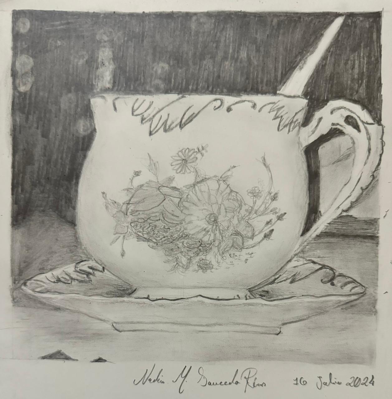 Dibujo a grafito de una taza de porcelana con motivos florales sobre su plato