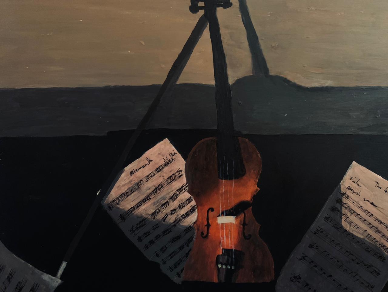 Pintura de un violín con arco sobre partituras en penumbra