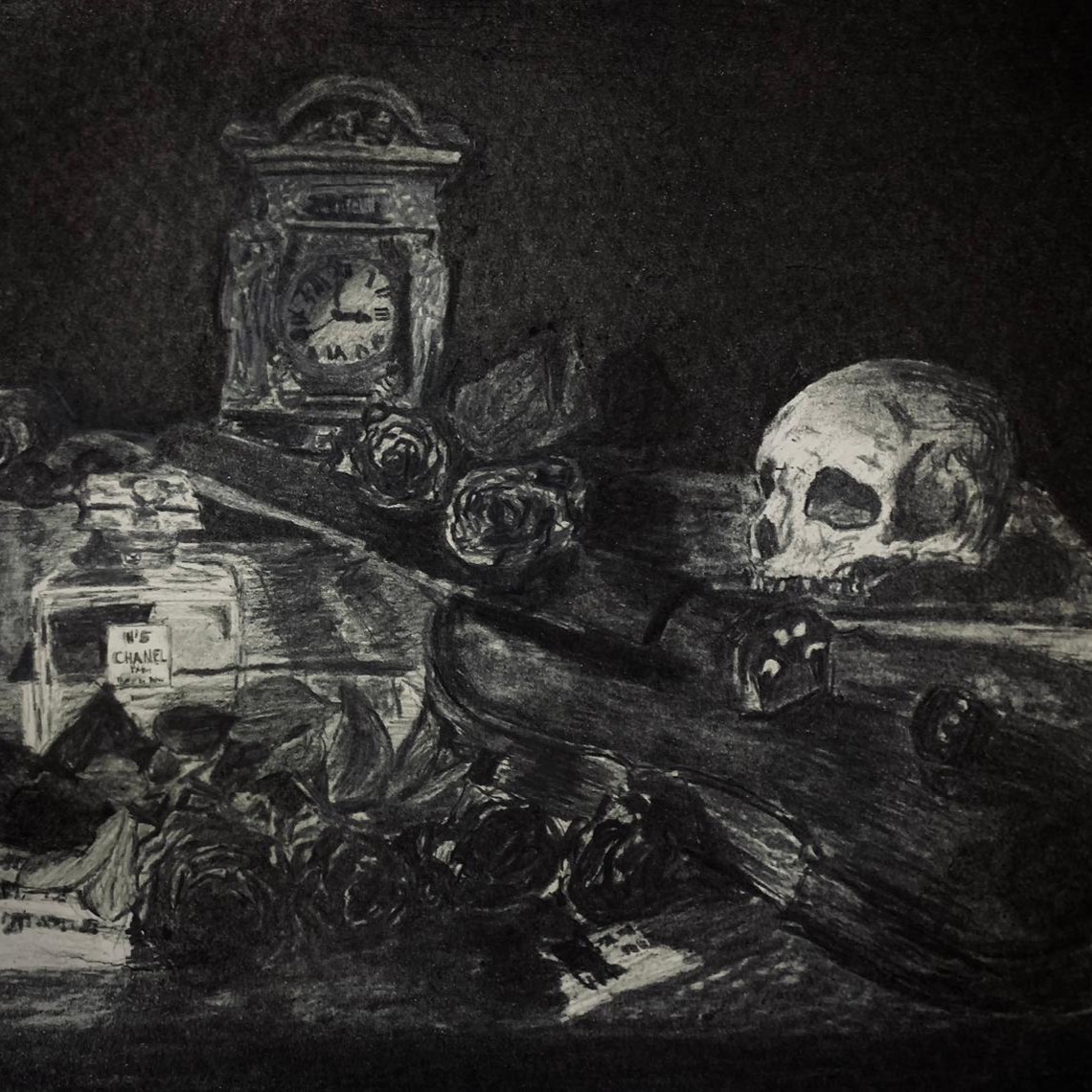 Bodegón a carboncillo con calavera, reloj y rosas